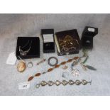 A COLLECTION OF JEWELLERY including a 9ct yellow gold cameo brooch