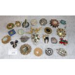 A COLLECTION OF COSTUME BROOCHES