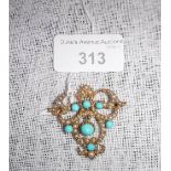 A YELLOW GOLD OPENWORK PENDANT/BROOCH decorated with turquoise and seed pearls