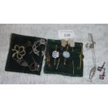 A COLLECTION OF JEWELLERY including a 9ct gold bar brooch with scarab beetle