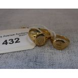 AN 18CT YELLOW GOLD SIGNET RING engraved with the initials 'W W' and another similar (2)