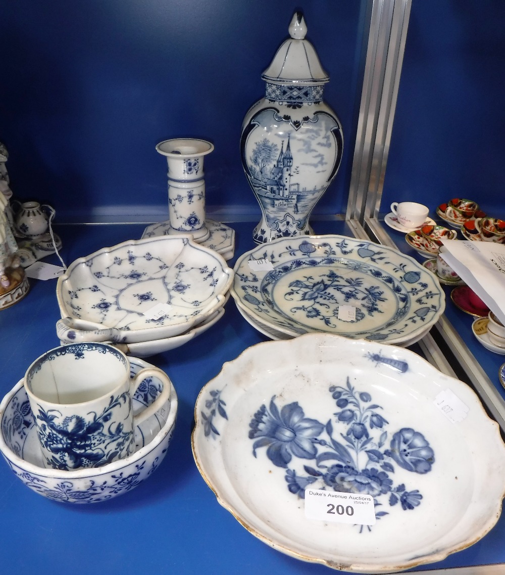 A SMALL COLLECTION OF BLUE AND WHITE CERAMICS including a Worcester straight-sided mug and other