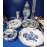 A SMALL COLLECTION OF BLUE AND WHITE CERAMICS including a Worcester straight-sided mug and other