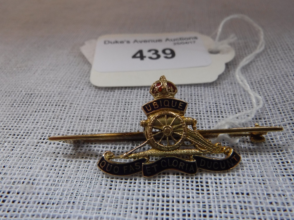 A 9CT YELLOW GOLD AND ENAMEL ROYAL ARTILLERY BAR BROOCH