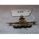 A 9CT YELLOW GOLD AND ENAMEL ROYAL ARTILLERY BAR BROOCH