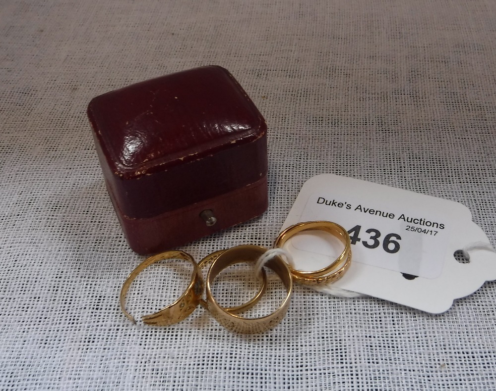 A COLLECTION OF FIVE GOLD RINGS including a 22ct yellow gold example