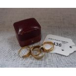 A COLLECTION OF FIVE GOLD RINGS including a 22ct yellow gold example