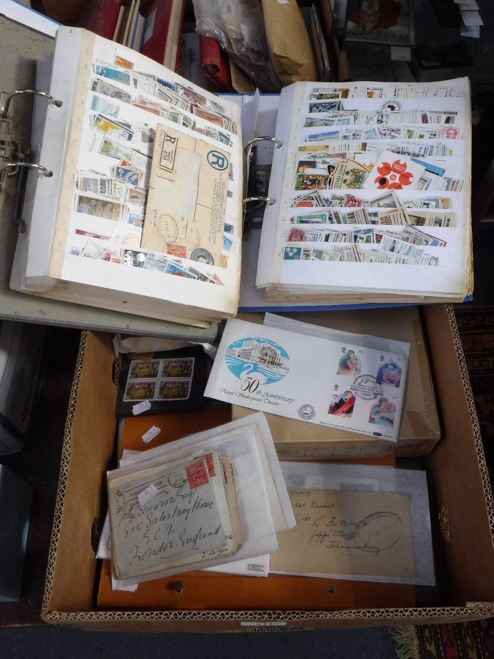 A LARGE COLLECTION OF ASSORTED WORLD STAMPS