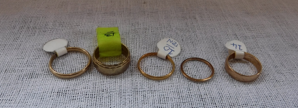 FIVE GOLD RINGS including a 22ct yellow gold example