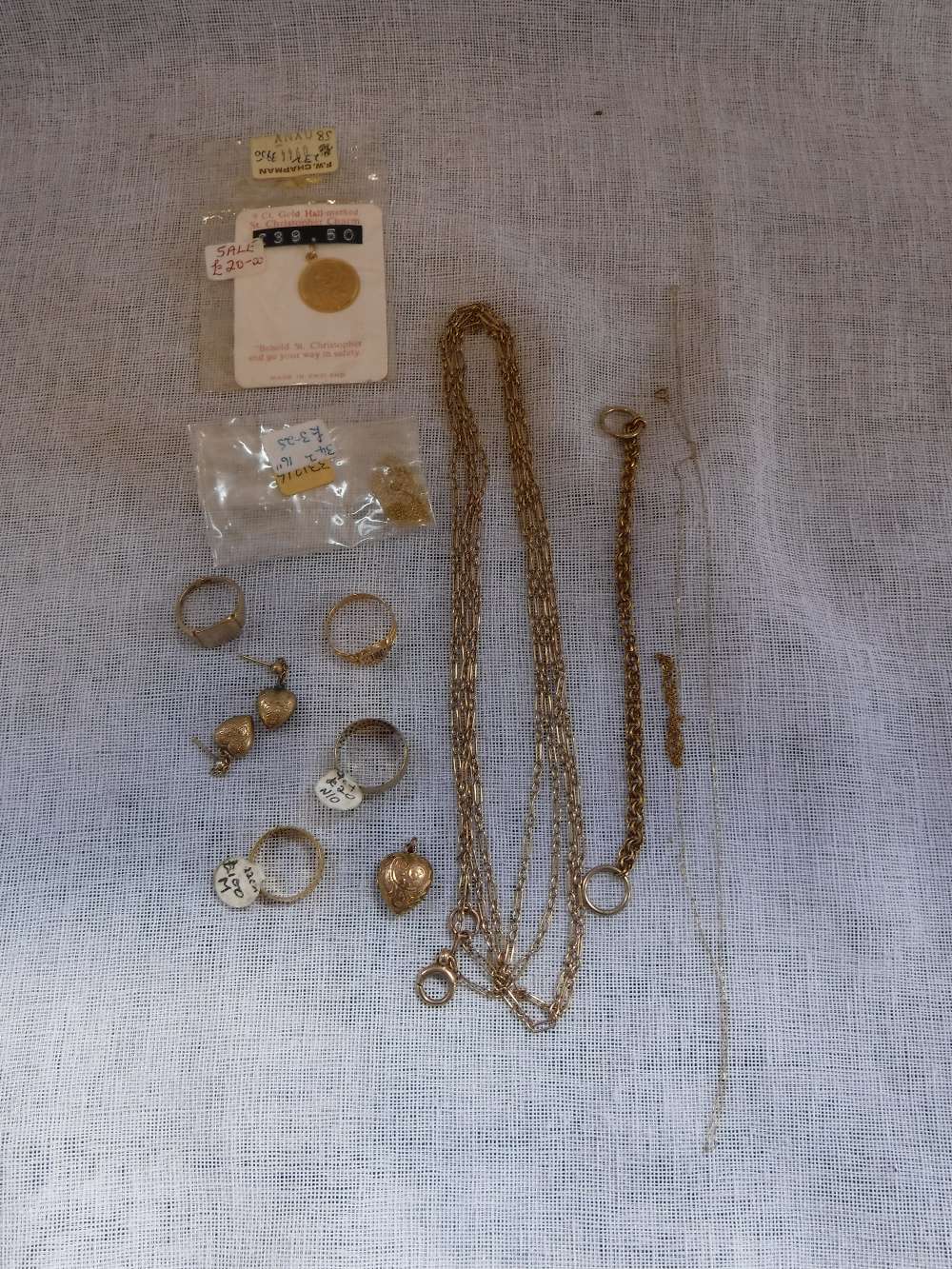 A COLLECTION OF GOLD AND YELLOW METAL ITEMS including four rings