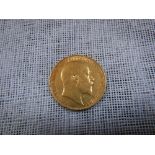 A 1907 22CT YELLOW GOLD SOVEREIGN