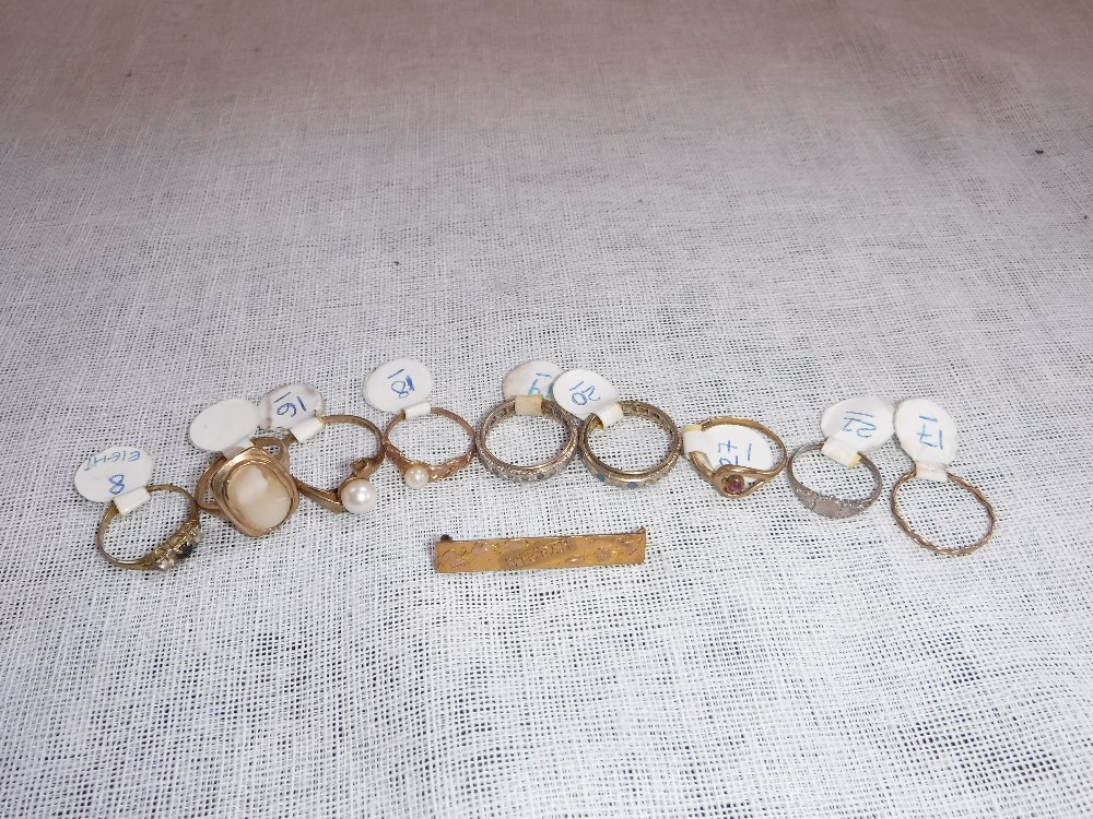 A COLLECTION OF GEMSET AND PLAIN GOLD RINGS including a cultured pearl ring and a MIZPAH bar brooch