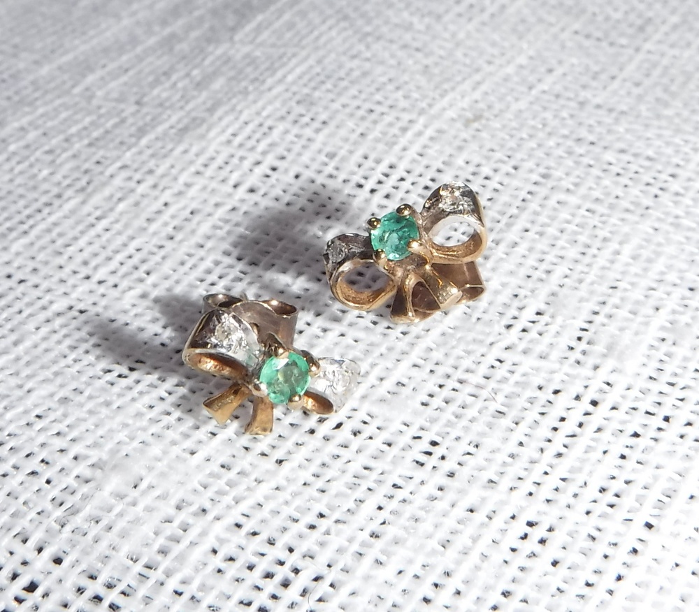 A PAIR OF 9CT YELLOW GOLD EMERALD DIAMOND BOW EARSTUDS