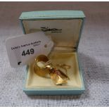AN 18CT YELLOW GOLD 1960'S STYLISED RIBBON-TIE BROOCH set with a line of six pink stones