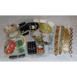 A COLLECTION OF VINTAGE BANGLES AND COSTUME JEWELLERY