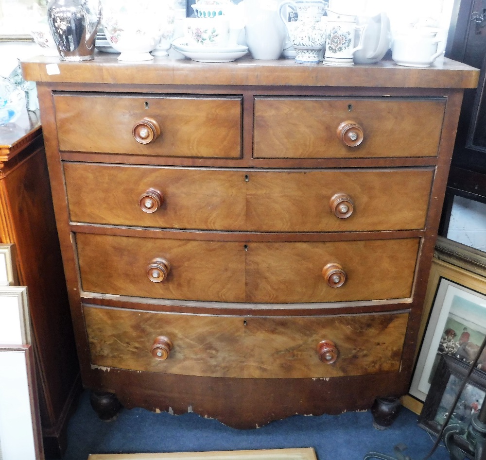 A VICTORIAN MAHOGANY BOWFRONTED CHEST OF DRAWERS