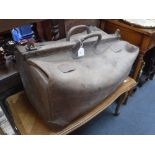 A LARGE VINTAGE BROWN LEATHER GLADSTONE BAG