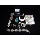 A COLLECTION OF SILVER JEWELLERY ITEMS including a marcasite and blue stone silver owl brooch