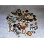 A LARGE COLLECTION OF VINTAGE BROOCHES