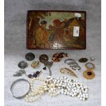 A COLLECTION OF VINTAGE BROOCHES AND BEADS in a wooden box