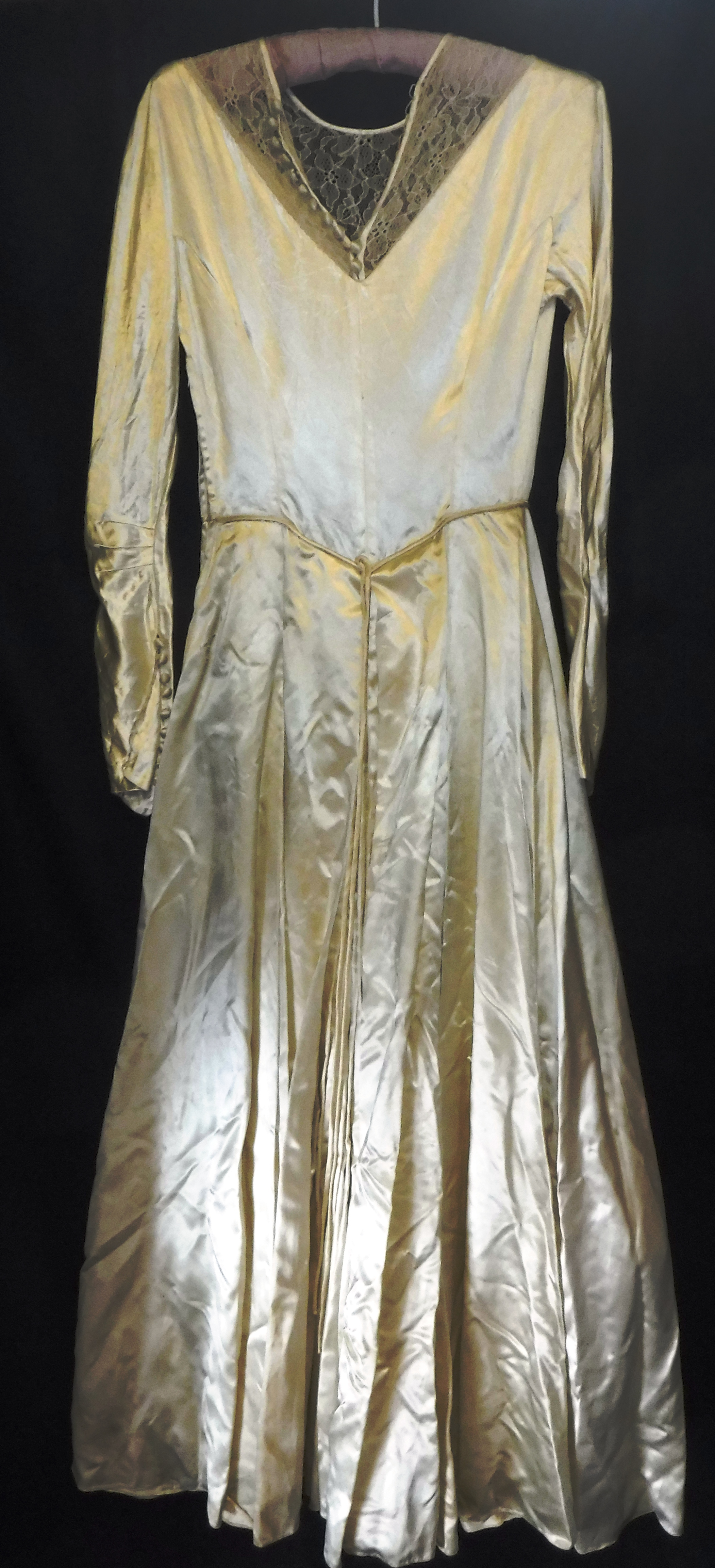 A VINTAGE LADIES CREAM SATIN WEDDING DRESS, circa 1930's - Image 2 of 5