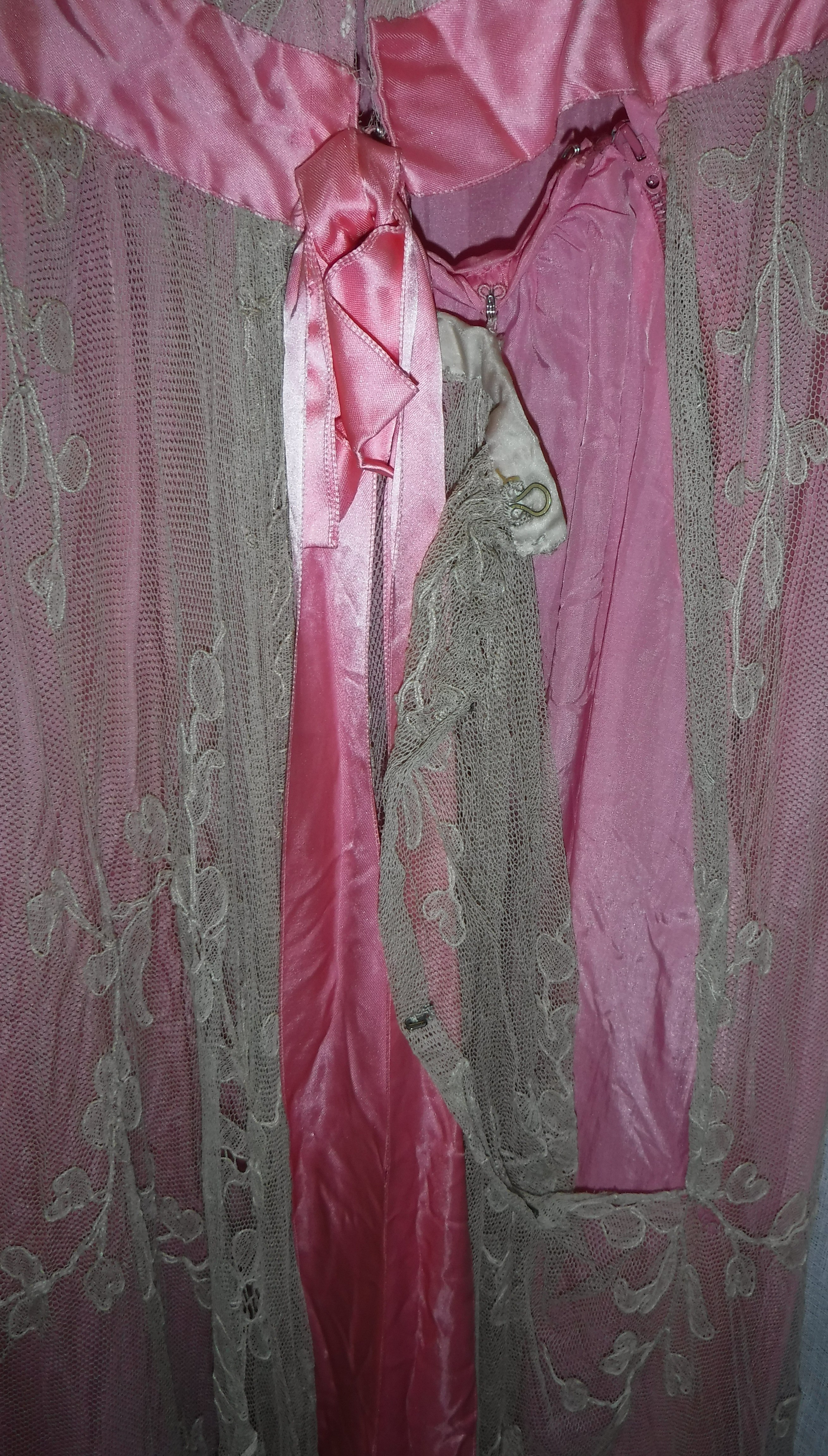 A VINTAGE EDWARDIAN STYLE NOTTINGHAM LACE DRESS, over a pink under slip - Image 3 of 4