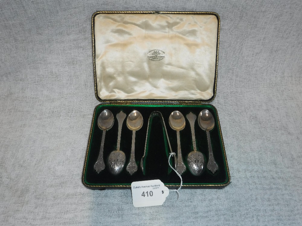 A SET OF SIX ENGRAVED SILVER COFFEE SPOONS AND SUGAR TONGS, in a fitted 'Goldsmith's & Silversmith's
