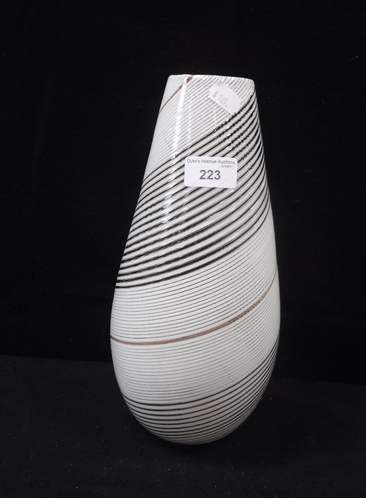 AN EARLY/MID 20TH CENTURY VENETIAN GLASS VASE with ruby, white and copper flecked spiralled