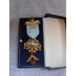 AN 18CT GOLD FOX HUNTER'S LODGE BADGE with enamelled detailing