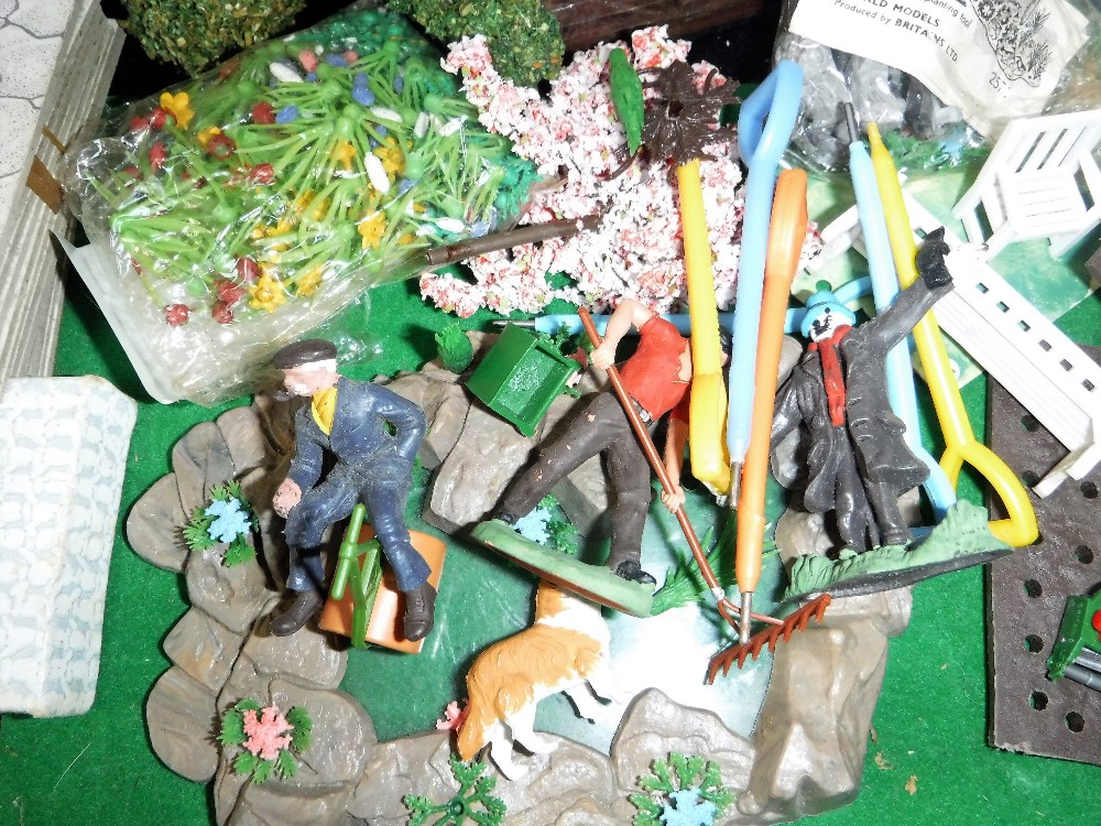 BRITAINS; A LARGE COLLECTION OF VINTAGE 'MINIATURE GARDEN' mainly 1950s/60s plastic, including fence - Image 2 of 3