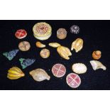 A COLLECTION OF VINTAGE MINIATURE DOLL'S HOUSE FOOD, including bread and a roast chicken