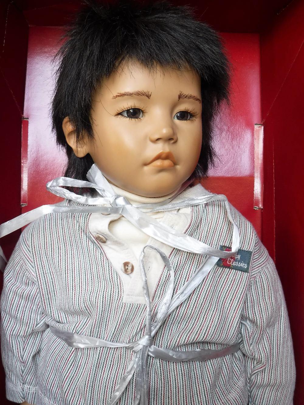 ANNETTE HIMSTEDT PUPPEN KINDER; A 'MAKIMURA' DOLL and a 'Lilliane' doll, both boxed (2) - Image 3 of 3