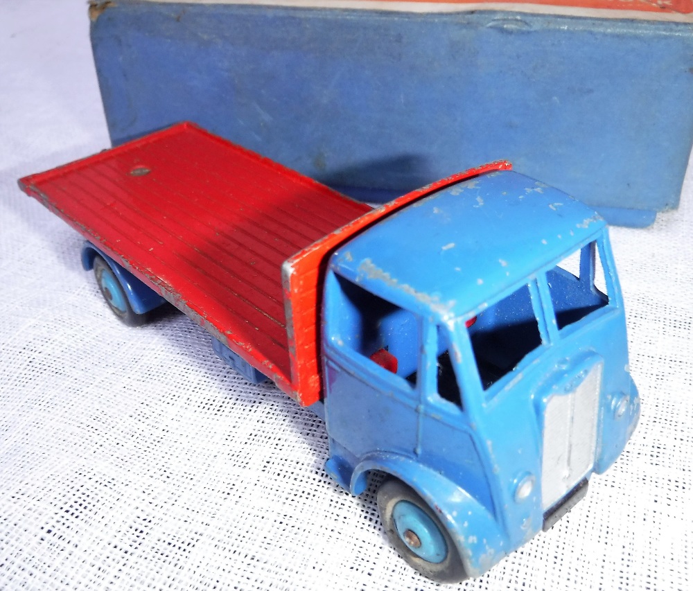 DINKY SUPERTOYS; A FODEN FLAT TRUCK (No 502), A Foden 14-ton Tanker (No 504) and a Guy Flat Truck ( - Image 4 of 5