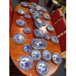 AN EXTENSIVE SPODE WILLOW PATTERN DINNER SERVICE, with a gilt border, circa early 20th century,