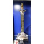 A LARGE SILVER PLATED CORINTHIAN COLUMN TABLE LAMP, 18.5" high (including bayonet fitting)
