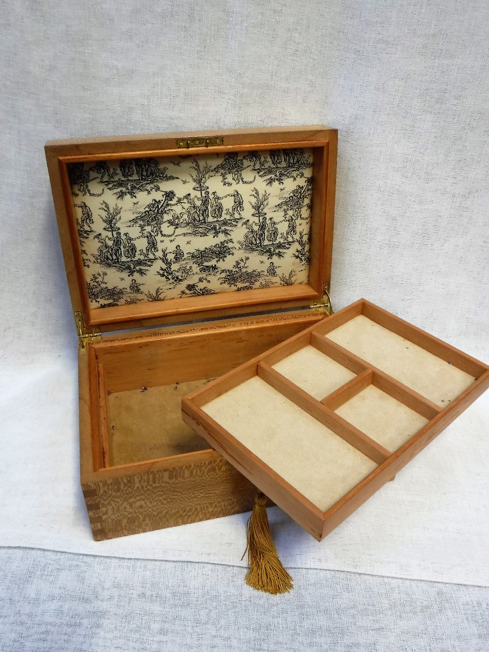A 'BOOK MATCHED LACEWOOD' JEWELLERY BOX with cedar-lined interior by Andrew Poder - Bild 2 aus 2