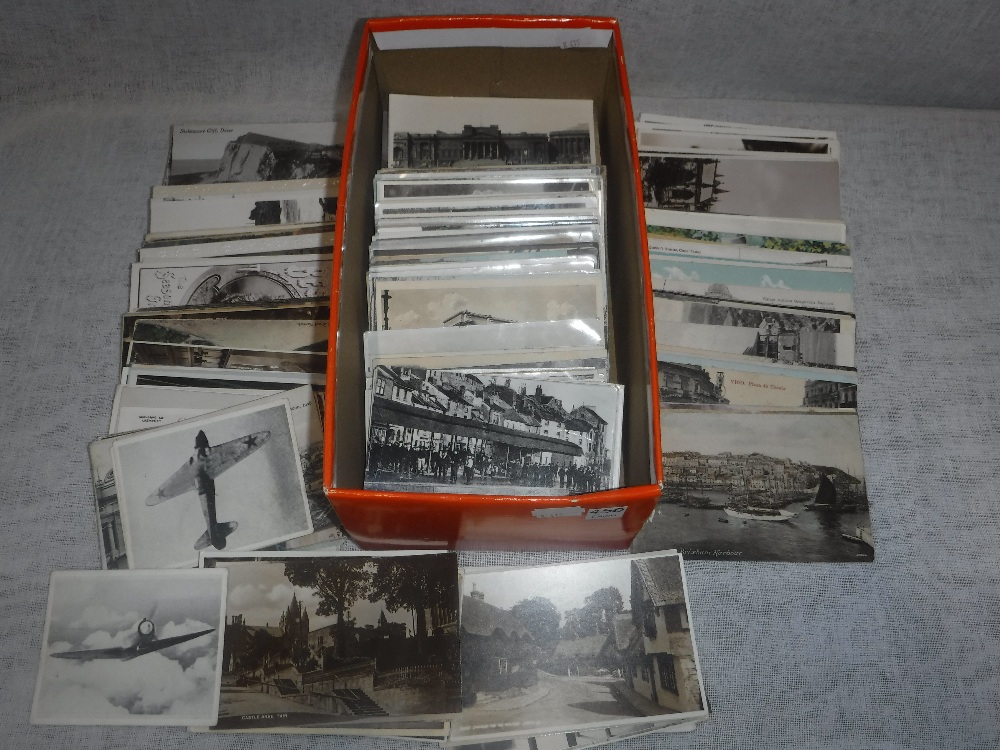 A LARGE COLLECTION OF EDWARDIAN AND LATER POSTCARDS including topographical views of England and