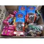 A COLLECTION OF LOOSE STAR WARS FIGURES, boxed 'Looney Tunes' figures, spoons and mixed