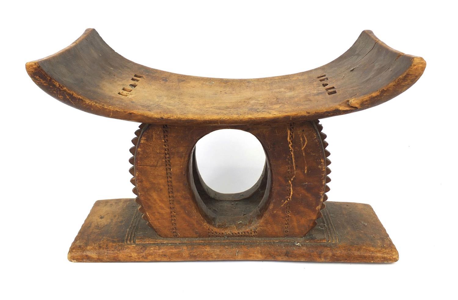 Tribal interest carved wooden African headrest, 39cm x 26cm x 22cm : For Further Condition Reports - Image 2 of 4