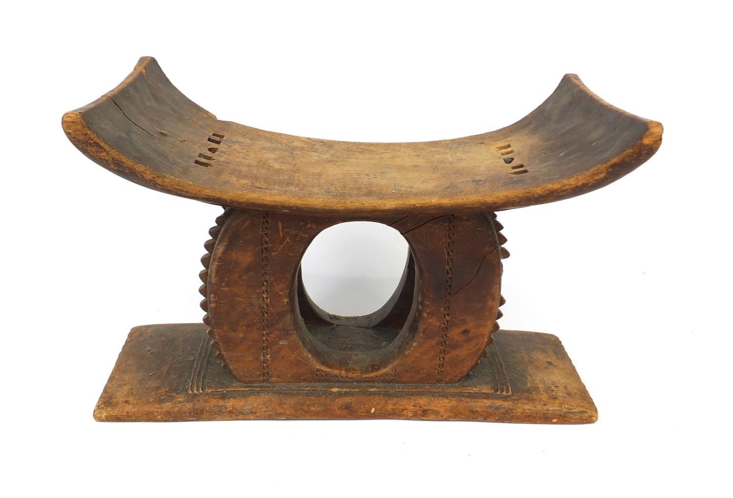 Tribal interest carved wooden African headrest, 39cm x 26cm x 22cm : For Further Condition Reports - Image 3 of 4