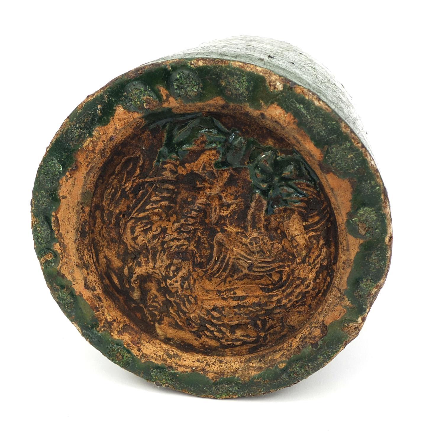Chinese green glazed Scholars brush pot, the base decorated with a five claw dragon, 15.5cm high - Image 5 of 6