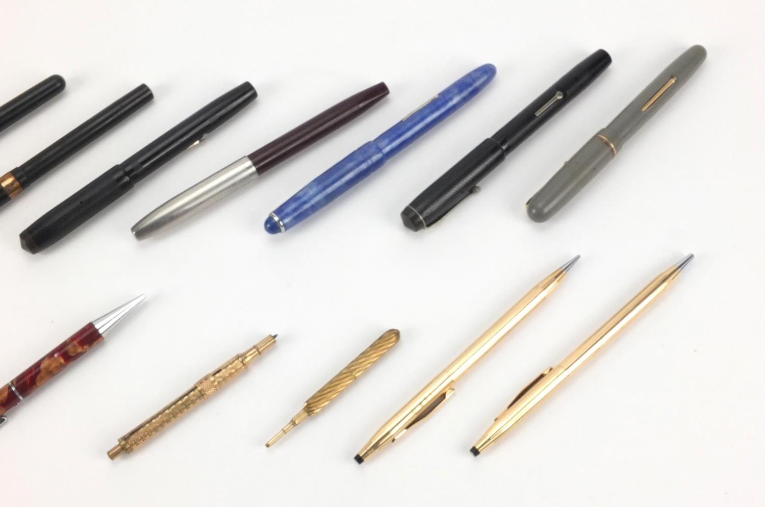 Fountain pens and propelling pencils including two Conway Stewart No.479, Parker duofold, Swan - Image 3 of 8