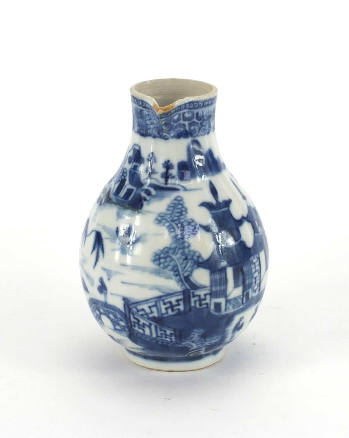 18th century Chinese blue and white porcelain sparrow beak jug, hand painted with willow pattern - Image 5 of 7