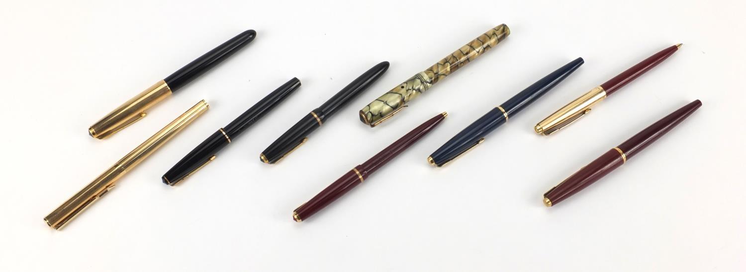 Vintage fountain and ballpoint pens including Parker and a marbleised Valentine example with gold - Image 4 of 10