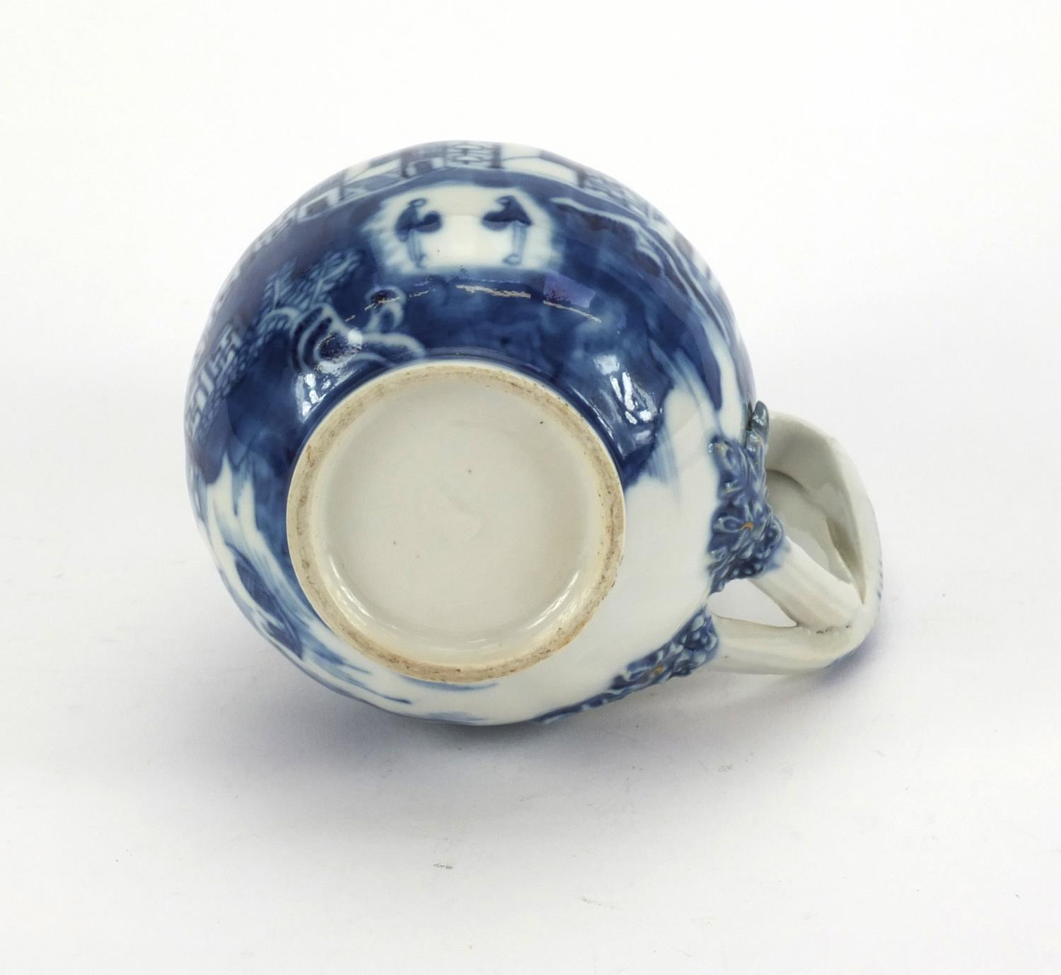 18th century Chinese blue and white porcelain sparrow beak jug, hand painted with willow pattern - Image 6 of 7