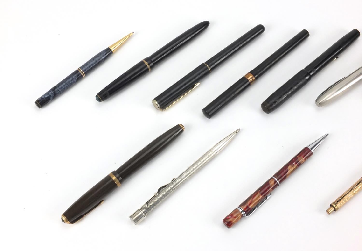 Fountain pens and propelling pencils including two Conway Stewart No.479, Parker duofold, Swan - Image 2 of 8