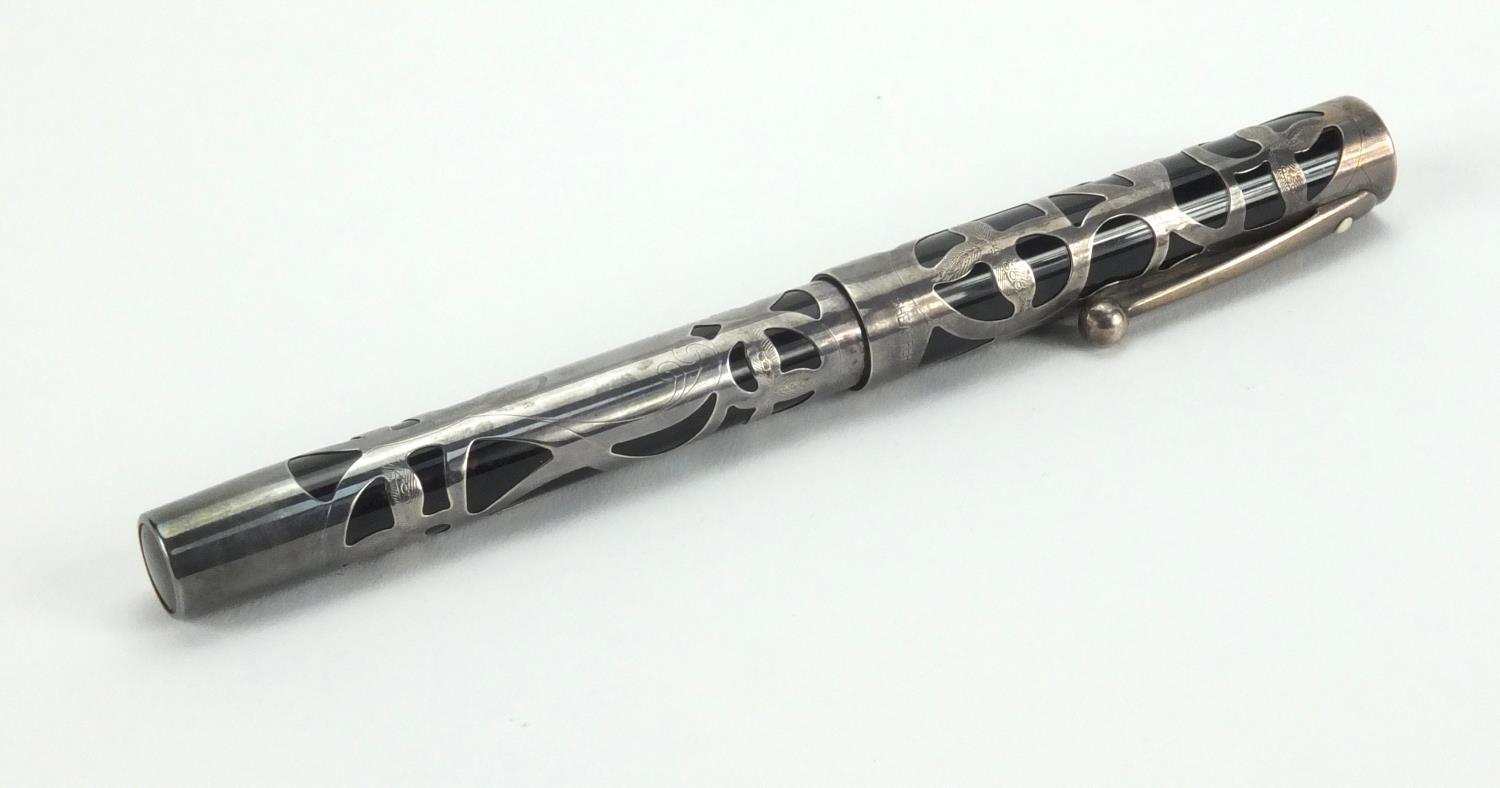 Sheaffer black fountain pen with floral sterling silver overlay and 18k gold nib - Image 2 of 6