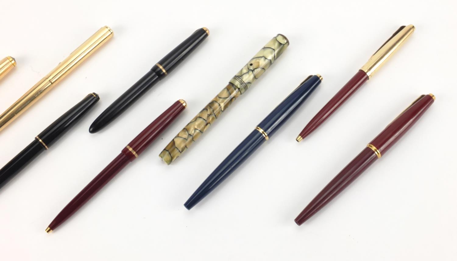 Vintage fountain and ballpoint pens including Parker and a marbleised Valentine example with gold - Image 10 of 10