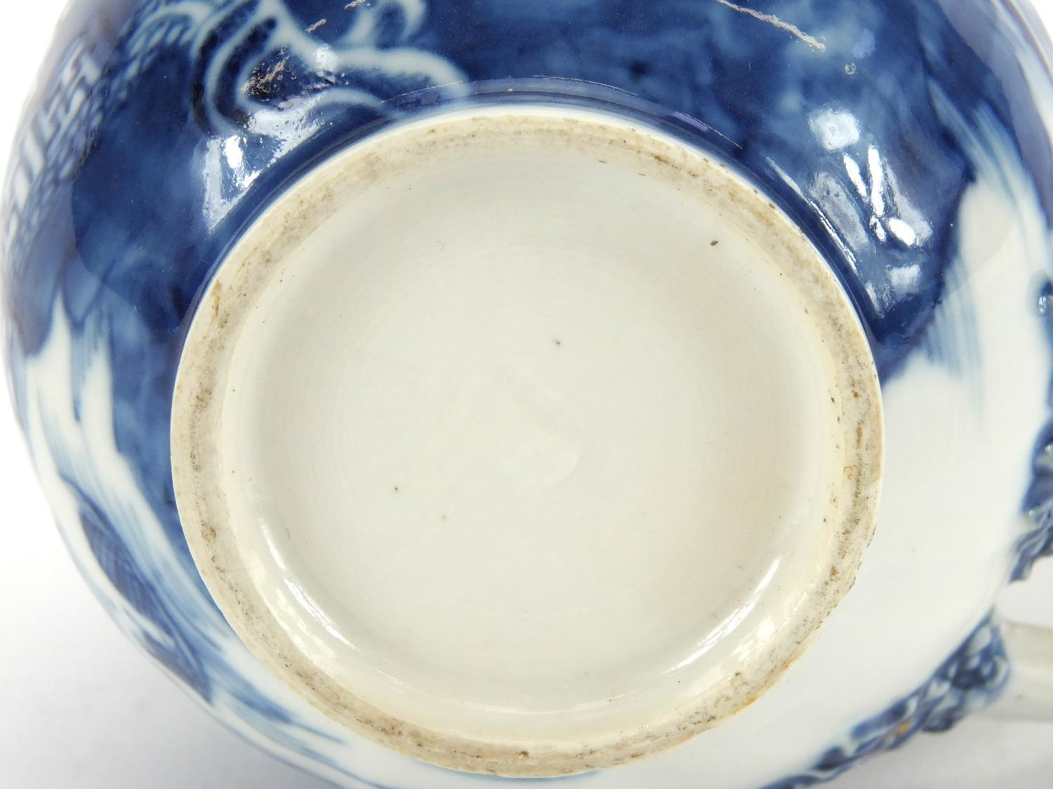 18th century Chinese blue and white porcelain sparrow beak jug, hand painted with willow pattern - Image 7 of 7