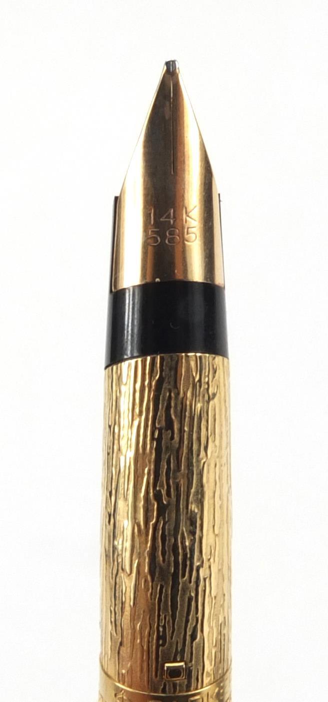 Limited edition rolled gold Parker 105 fountain pen, commemorating the wedding of The Prince of - Image 4 of 7